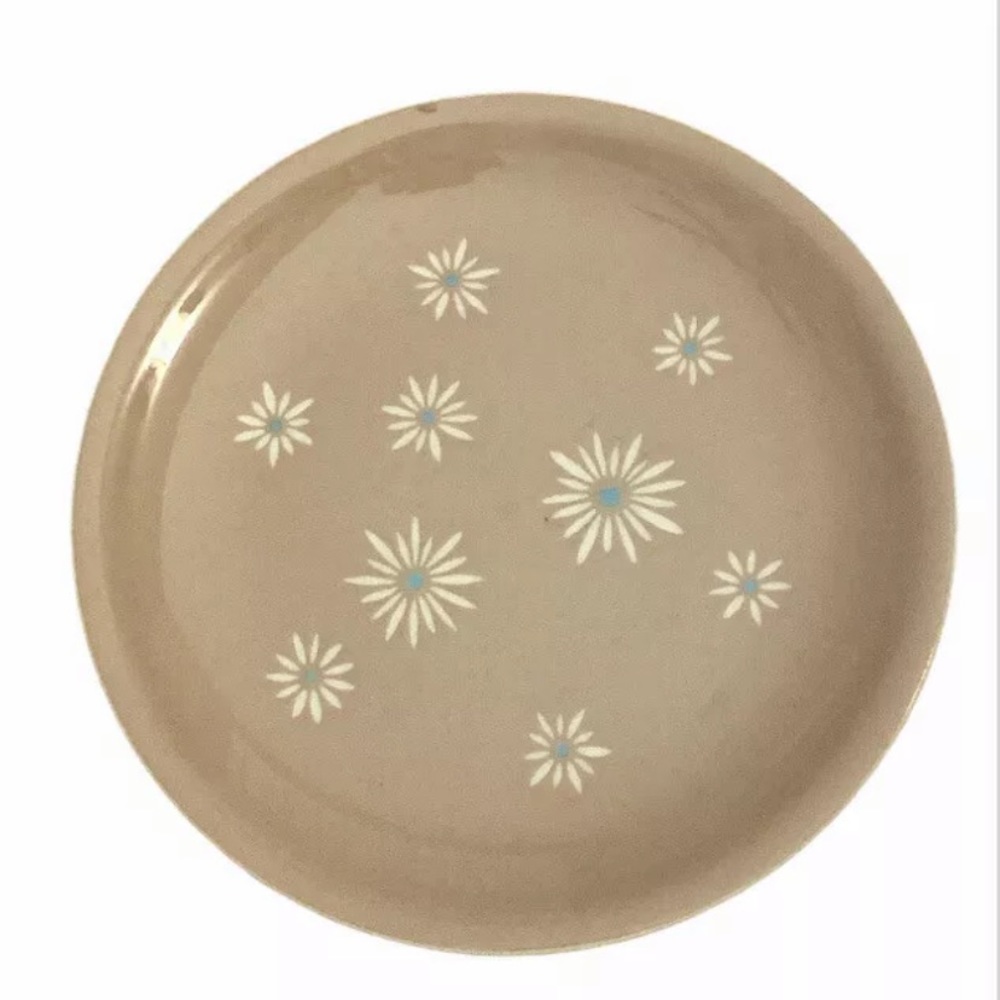 Mid Century Harkerware Dinner Plate Pink Taupe White Daisies Blue Center USA